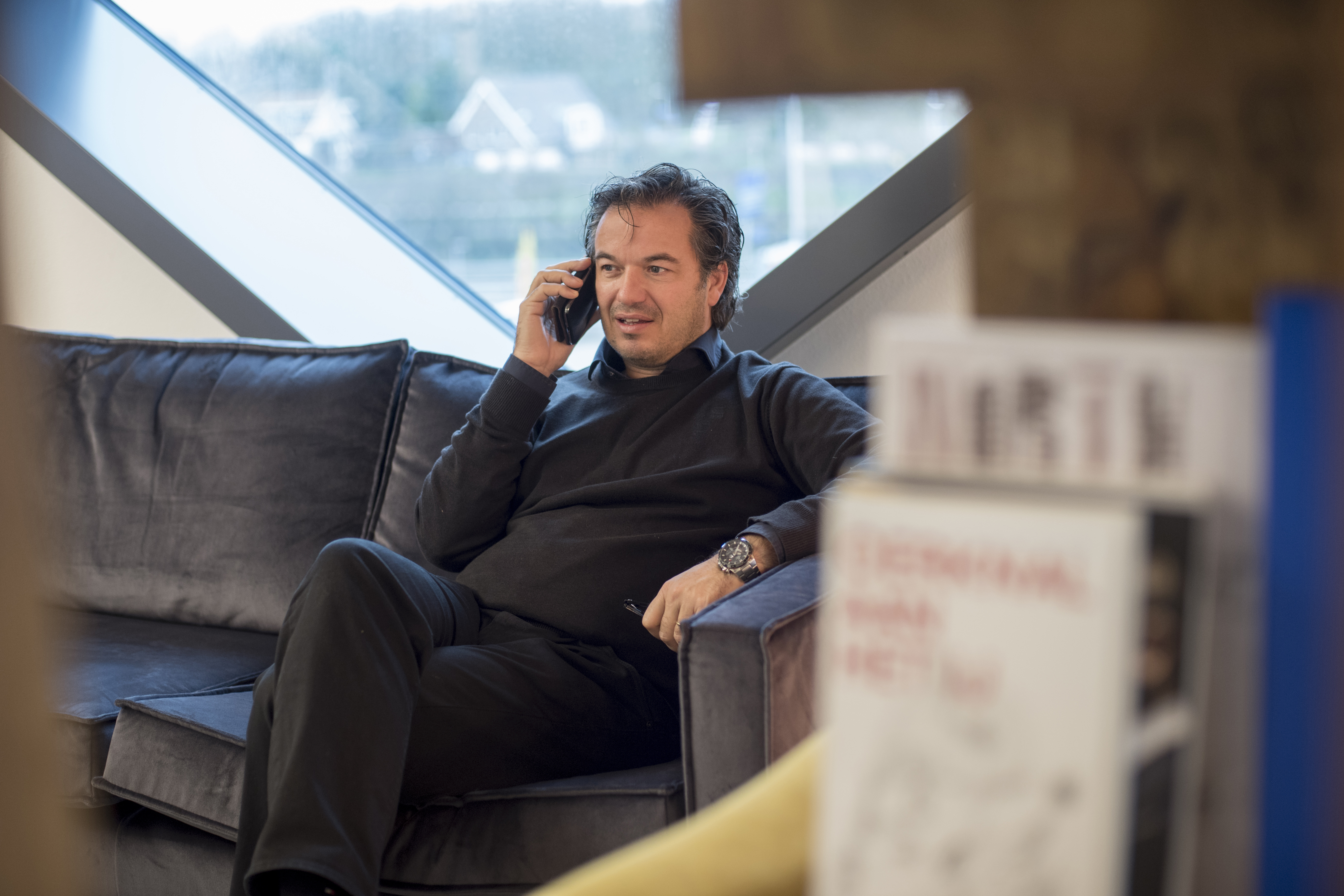 Joost van Iperen aan het bellen